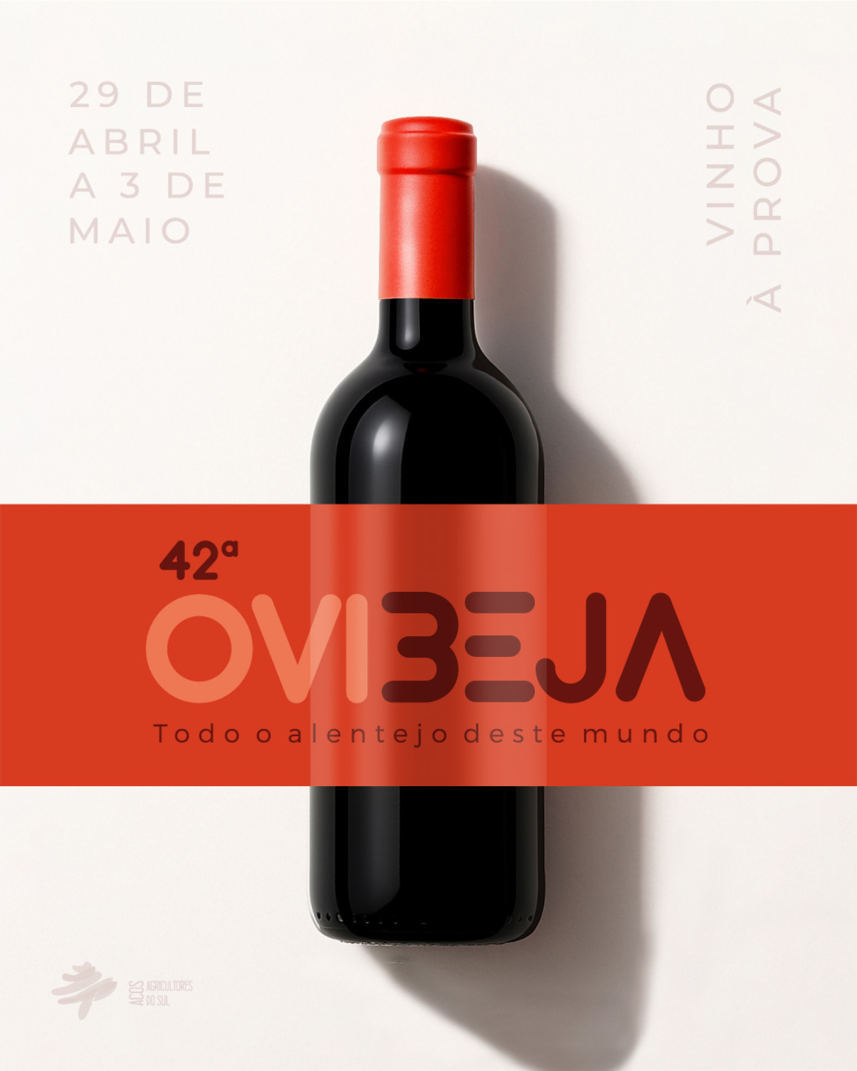 Cartaz da Ovibeja: uma garrafa de vinho atravessada pela faixa com o logótipo e o lema “Todo o Alentejo deste mundo”.