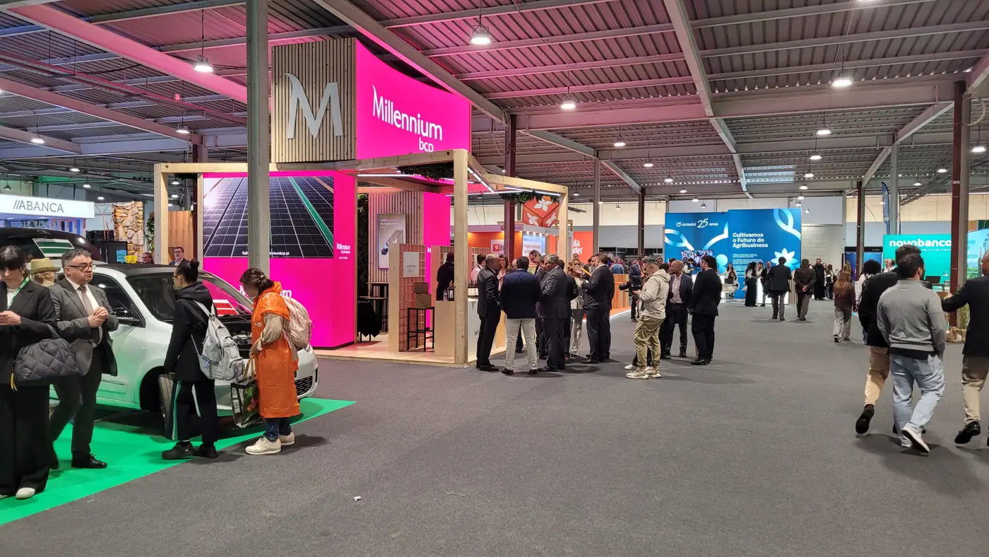 Stand de um patrocinador num dos pavilhões da feira