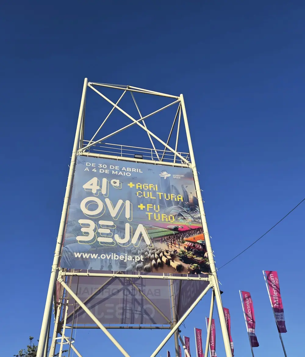 Outdoor da Ovibeja numa torre